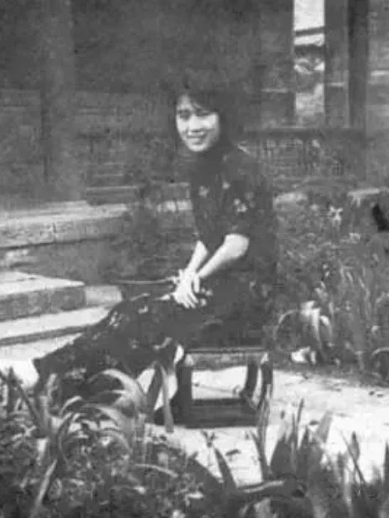 1944年，沉樱得知丈夫梁宗岱背叛了自己，果断提出离婚，哪怕当时她还怀有身孕。