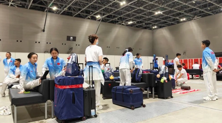 #中国体操队21人仅2人信息正常# 韩国男篮住集装箱，床太短腿伸不直，漏水发视频求助，最后在韩国奥委会努力下搬进酒店。中国体操队被困机场，名古屋亚运会的后勤，从第一天就乱套了。 ​