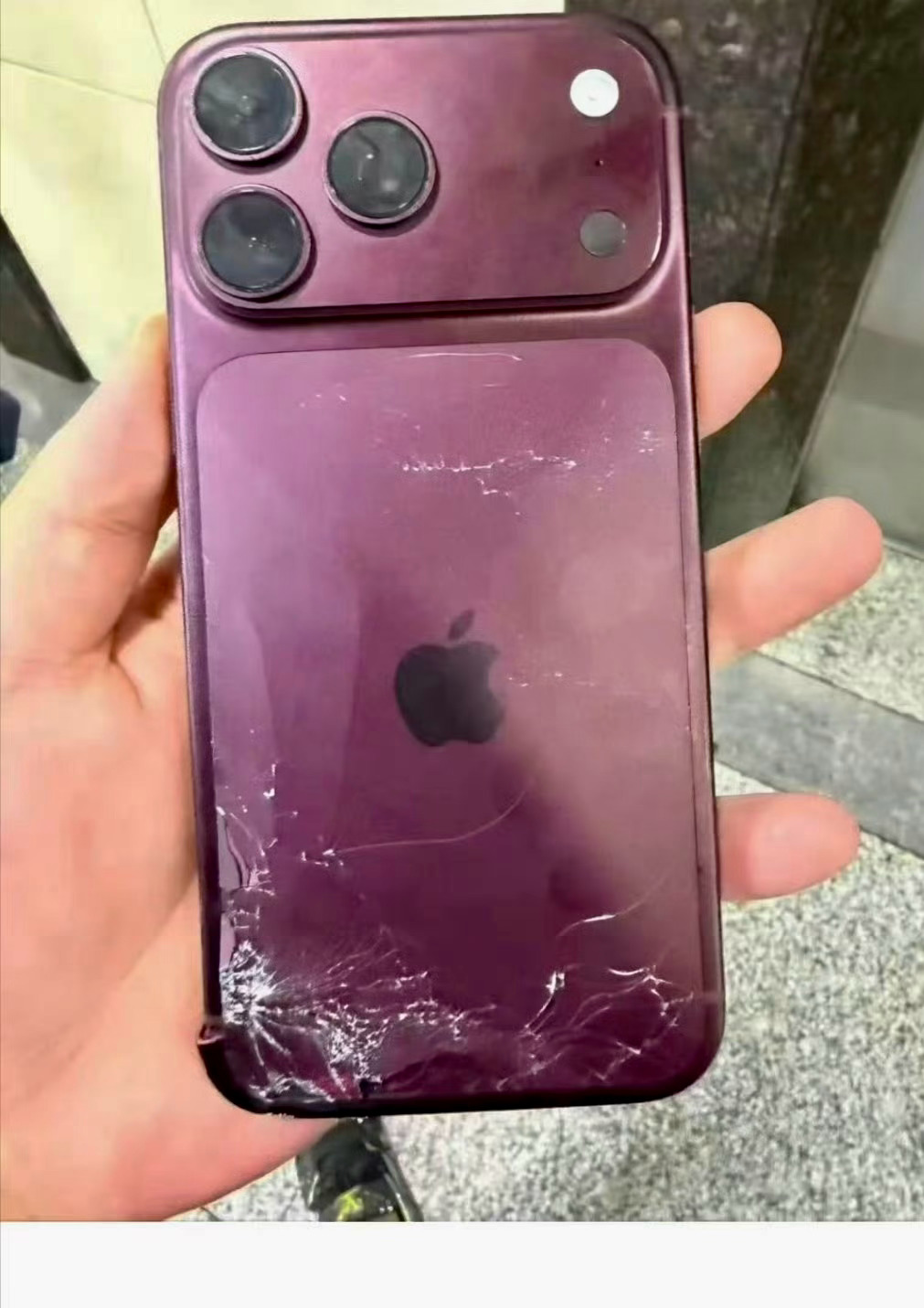 iPhone18Pro首摔 这运气太好了，买彩票去 ​​​