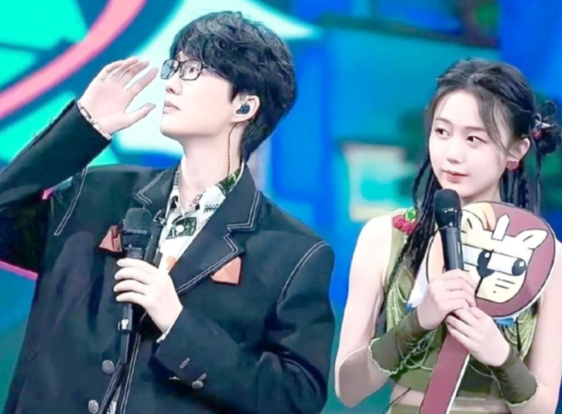 不承认，不否认，不回应。


许嵩和冯禧这对“沉默CP”又把全网急疯了，婚讯传得沸沸扬扬，网友说自己在深圳海边亲眼目睹了婚礼现场，可请柬没有、照片没有、视频也没有。许嵩早年在采访里说得明白：“结婚应该会公开，要对别人负百分之百的责任”。


这套三不原则，他们玩了四年。


2022年10月，冯禧在