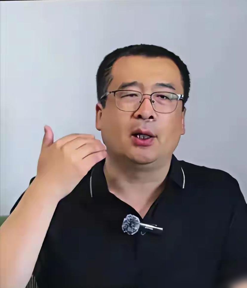 林诗栋两天前还生龙活虎，突然就因伤退赛了，这事你信吗？我不信，但有人非要用“难以置信”四个字把火往运动员身上引。
博主马继华，号称资深领域专家，张嘴就是“我没有阴谋论”，可字字都在暗示“这里有猫腻”。质疑伤病，阴阳怪气，粉丝一看就炸，评论区直接开撕。
更绝的是，这还不是他第一次。翻翻过往言论，跨