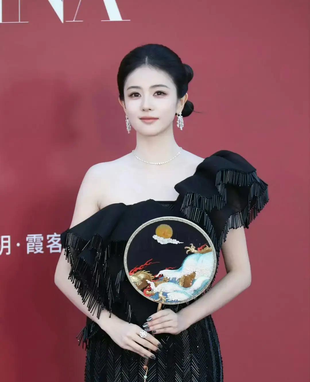 白鹿这次在芭莎红毯上拿出来的黑天鹅造型，确实让不少等着看笑话的人闭了嘴。
早两三年，只要她去走红毯或者参加时装周，网上的评价基本离不开“土气”“小家子气”。
甚至早前那次出圈的走秀，还被全网群嘲肢体僵硬、像买家秀，直接成了时尚圈的反面教材。
但今晚往镜头前一站，整个人的体态和眼神完全变了样。
