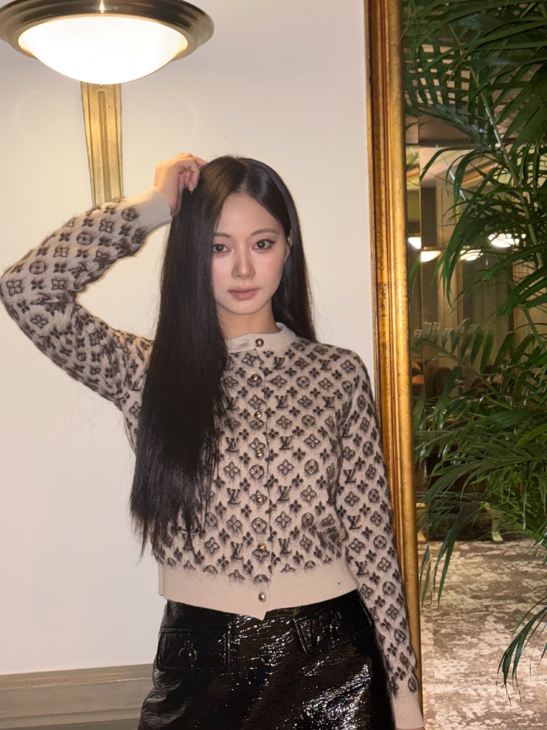 我觉得周子瑜的品牌推广图越来越高质了，比之前老芬那套还要高质

（不知道杂志方发布的到底算不算推广，暂且算是吧） ​