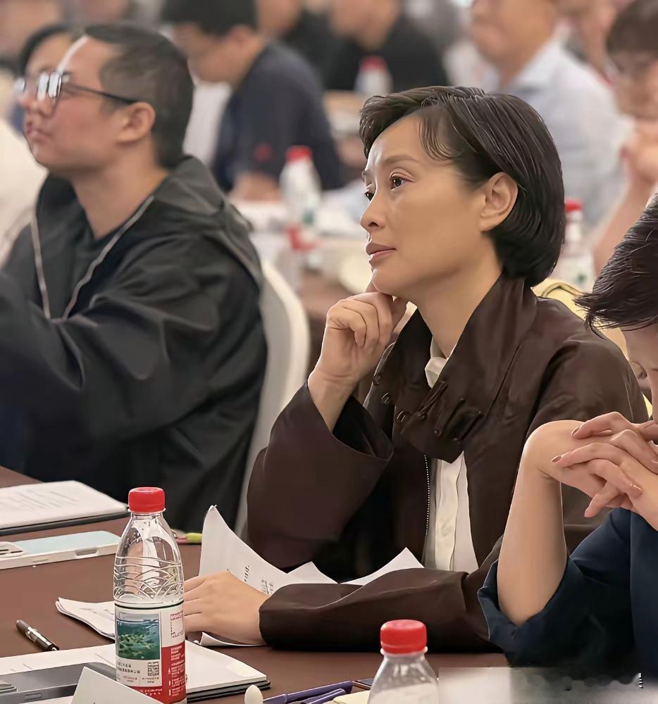 吴越出席座谈会被拍到。利落的短发搭配深棕色外套，气质沉静知性。她手托脸颊认真聆听，神态专注，自带温婉从容的书卷气。