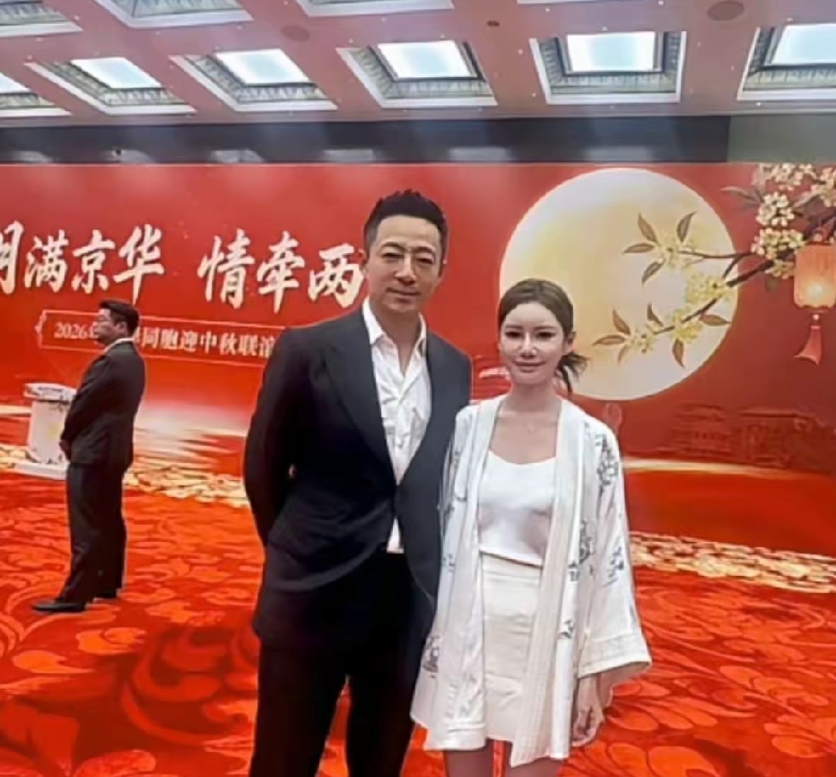 汪小菲携马筱梅亮相两岸联谊会，西装旗袍，这波恩爱秀得高级！再婚娶对人了，气质都沉稳了！两岸交流需要这种正能量，少点撕扯，多点体面！