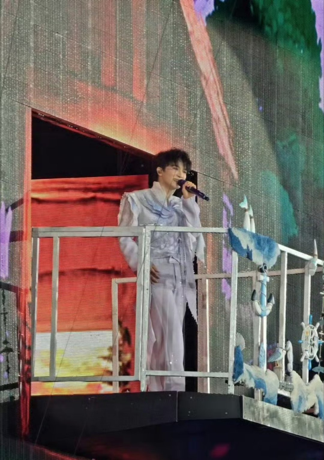 #周深鸟巢这风大到人要按住桌子# 谁能想到鸟巢大风成演唱会彩蛋，台上桌子都要用力按住！经典气球连续剧如约上演，每一场都有不一样的趣味互动。看完这一场，真心觉得后面很难再出新玩法。大风挡不住现场的快乐，听着歌还能看小品，来鸟巢看周深真的超值 ​