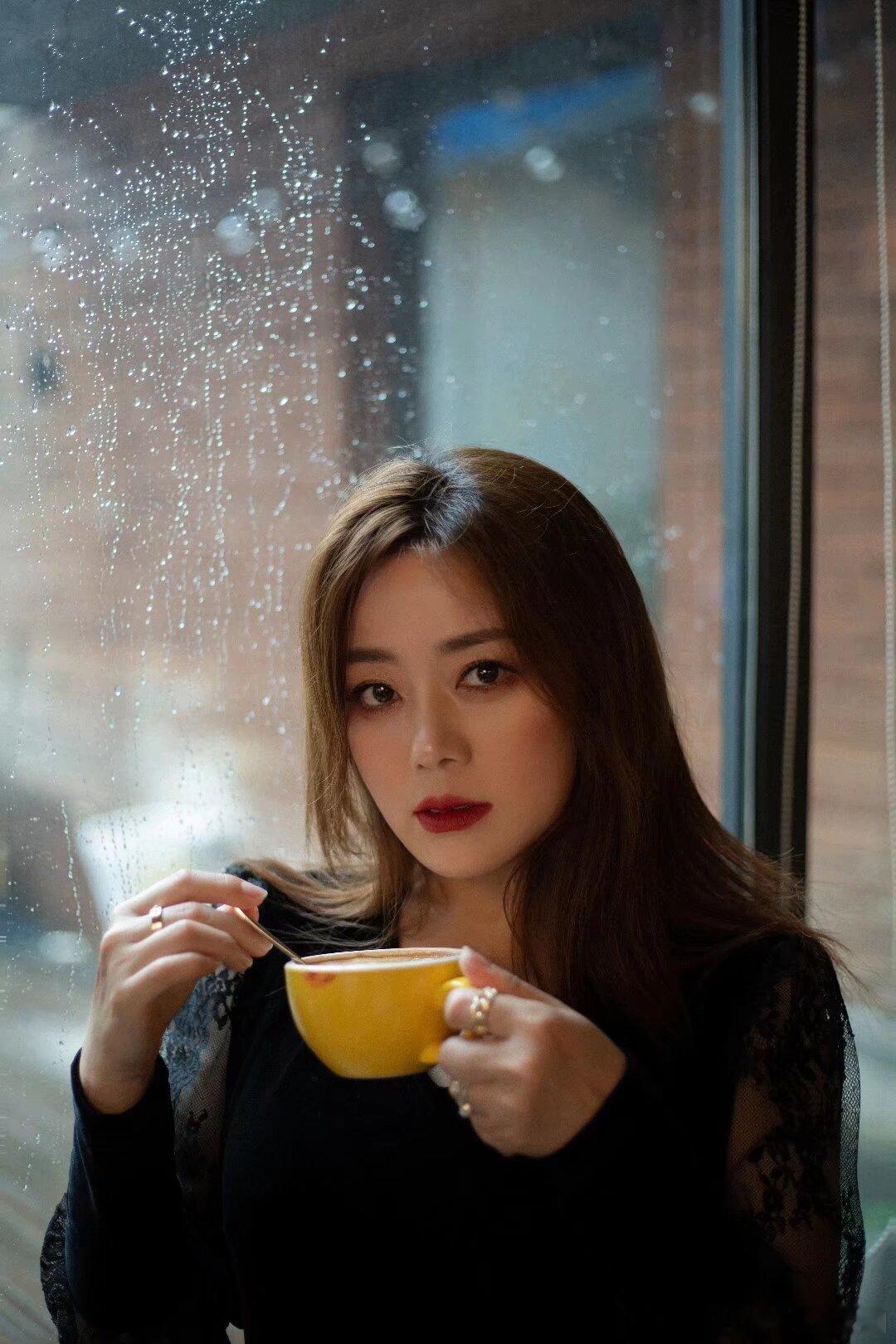 拍的写真中，有些角度还有点像赵薇、大S等。一些女的为什么喜欢拍照📷，是因为根据自己不同的年龄段，长相会发生变化，再加上妆造，自己看自己都觉得“有新鲜感”。我有点想模仿“张曼玉”的几部电影中的经典造型，但是准备充分后，可能不一定像。南通的张謇纪念馆、沈寿刺绣博物馆这段路，争取凹几 ​