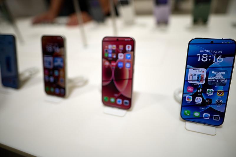 聊聊iPhone 18各国的定价差异，幅度大得着实惊人。
就拿256GB的iPhone18 Pro来说，美版折人民币仅8046元，国行直接定到9999元，土耳其更夸张，飙到19095元，价差超两倍。
这绝非苹果随意定价，背后全是考量。美国无税州无统一消费税
