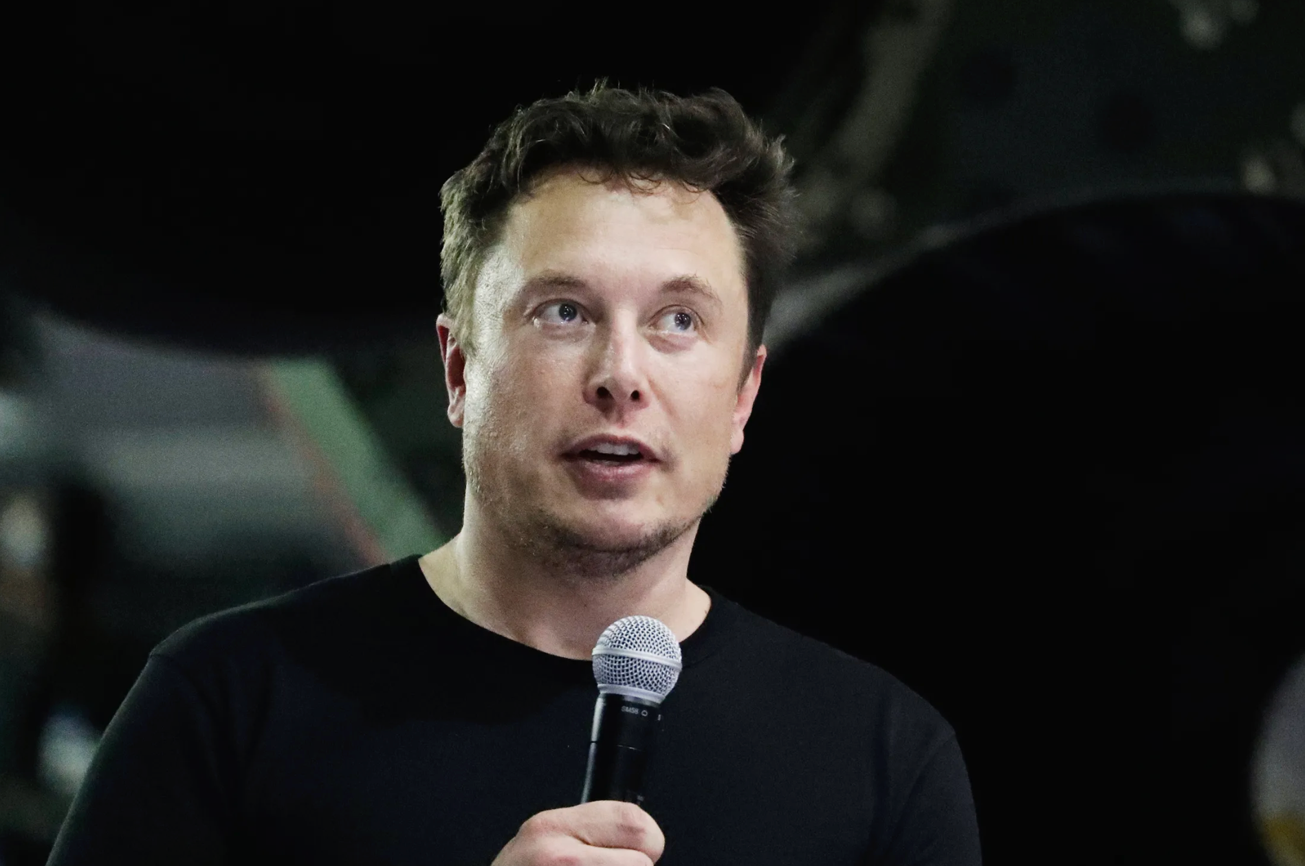 马斯克又在财报电话会上放话了，说特斯拉和SpaceX都成立了特别委员会，研究两家公司合并的事，还特意强调自己是利益冲突方，不能参与相关讨论。

这话我看了两遍才回过味来。看新闻里说，委员会是两家公司&