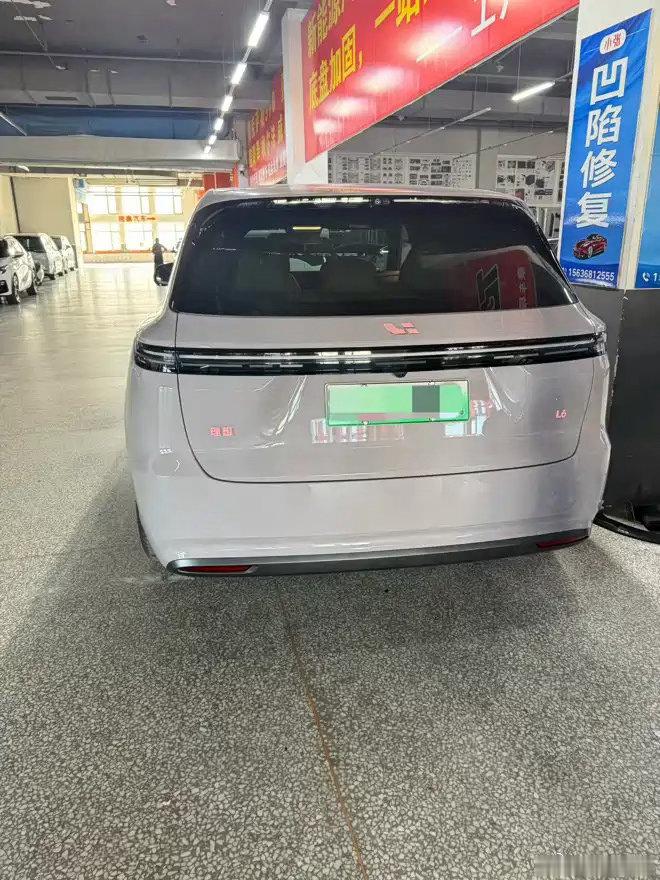 身边不少准备换家用SUV的朋友，最近都在问理想L6值不值得入手，深度体验一段时间，说说我自己真实的看法。

这台车定位特别清晰，就是给多成员家庭准备的。增程架构最大的好处，就是不用纠结充电条件，周末全家自驾，不用到处找充电站，长途出行没有焦虑。

座椅填充物厚实柔软，长时间坐车不容易累。 ​