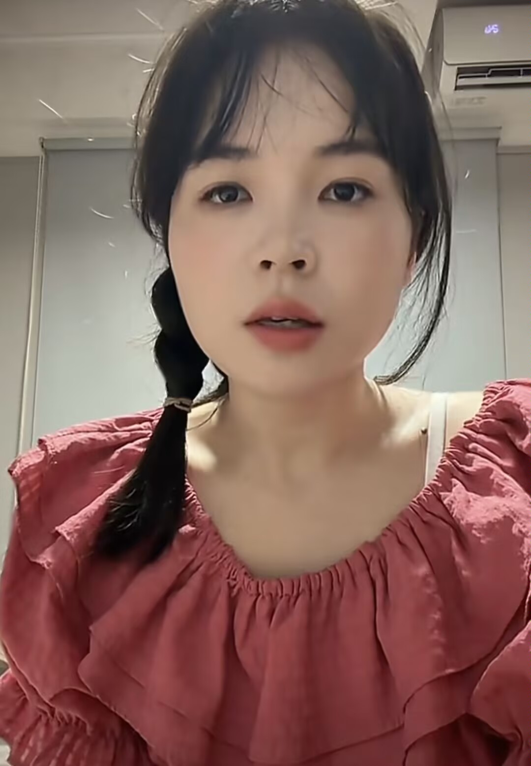 她对着镜头喊话了：前男友，你回来，把房子收回去。
不是还房子，是连着一百多万的房贷，一块儿收回去。

先把当初的事摆出来。
2021年，广东惠州。她和前男友到了谈婚论嫁那一步，看中一套房，一百五十多万。首付，男方全出的。房产证上，只写她一个人的名字。两个人还签了协议，白纸黑字，房子归她。
为啥这么定