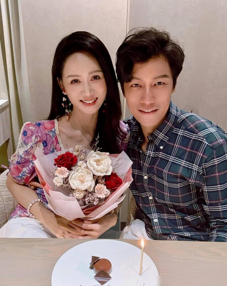 陈乔恩这辈子最大的遗憾，应该是没能怀上孩子吧。
可外界似乎比她本人更害怕这种“不圆满”。
只要女明星年过四十肚子没动静，舆论就习惯性把同情和惋惜一股脑砸过去。她倒是在镜头前摊开来讲过，甚至带着点自嘲——没怀上就是没怀上，人生的底气什么时候非得靠一张化验单来证明了？
出道整整25年，在名利场里摸