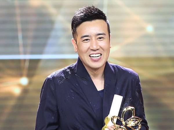 于和伟​一袭盛装陪跑飞天奖盛典一无所获。
​明明靠着《沉默的荣耀》实力入围第35届飞天奖最佳男演员，收视口碑双爆。国民度拉满。
​结果视帝被王仁君拿下。
​虽然输给《浴血荣光》太正常不过，但是白玉兰，金鹰都稳稳拿下，期待的大满贯最后却眼睁睁看着奖杯飞进了别人的怀抱。
​倾注心血打磨的作 ​