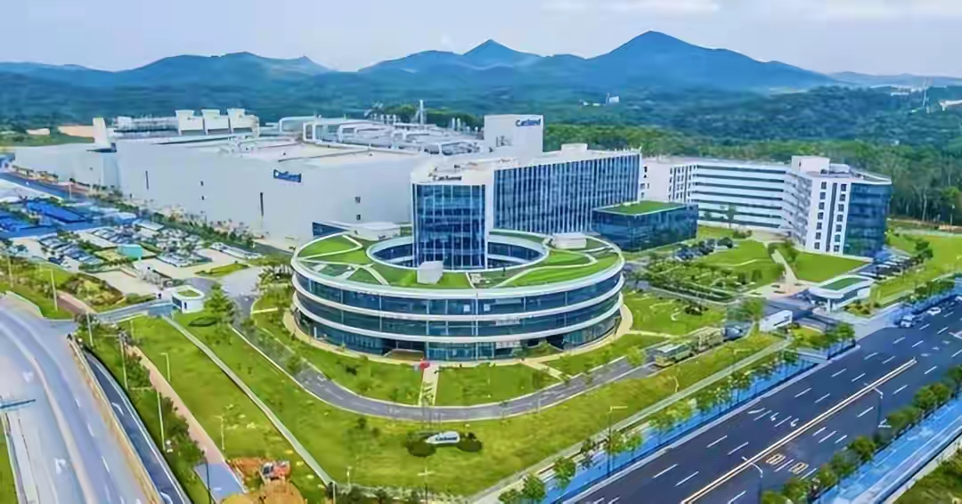 潮汕创客铸就芯传奇
 
国内半导体行业迎来振奋人心的崭新时刻。扎根广州的本土晶圆制造企业成功登陆资本市场，凭借亮眼的上市表现，一跃成为千亿级科创企业，刷新华南芯片产业的发展纪录。这家实力硬核的科技企业，由两名潮汕企业家携手打造，用不足九年的深耕，书写民营科创的逆袭篇章。
 
10月13日，粤芯半导体