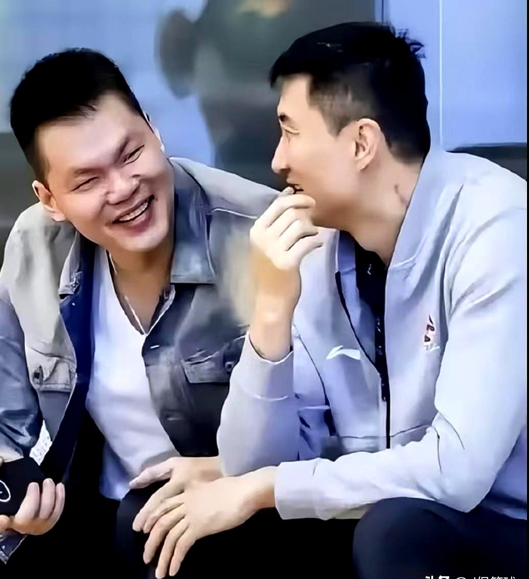 广东宏远这波操作，看似给朱芳雨和杜锋戴了顶新帽子，实则底牌藏得极深。

头衔听着响亮，但懂行的扒开一看，实权交接了，薪资盘子也跟着动了。俱乐部用最体面的方式，把这两位功勋老臣的位子挪了挪。

没把事做绝，给足了面子，稳住了看台上的球迷。更绝的是，这两人直接成了宏远的战略后手。新班底要是玩不转，随时能