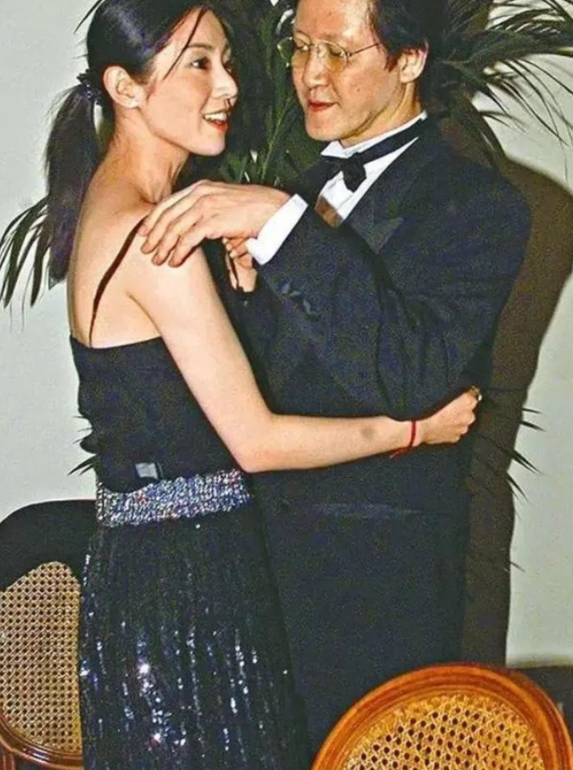 1998年，香港尖沙咀一家粤菜餐厅的包厢里，48岁的永盛电影老板向华胜第一次见到24岁的张玉珊。这个潮州姑娘刚从美国回港不久，在TVB跑了几年龙套，代表作是《妙手仁心》里一闪而过的护士。

主要信源：（网易新闻——向华胜遗孀：他不放心我 旧爱张玉珊哀伤）

1998年金融风暴过后，香港到处透着紧巴巴