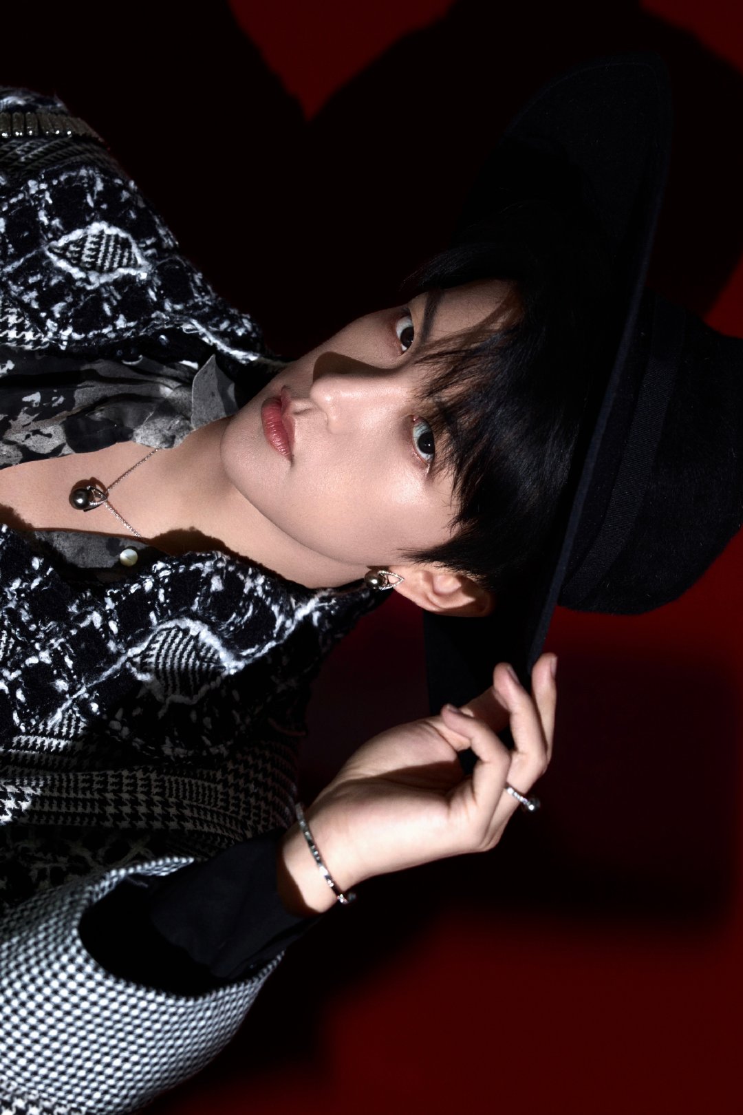 #黄子弘凡# hzhf #黄子弘凡实力歌手# 

仍有万千萤火 
照亮平行时空的暴雨 
替你与孤独去较量

​