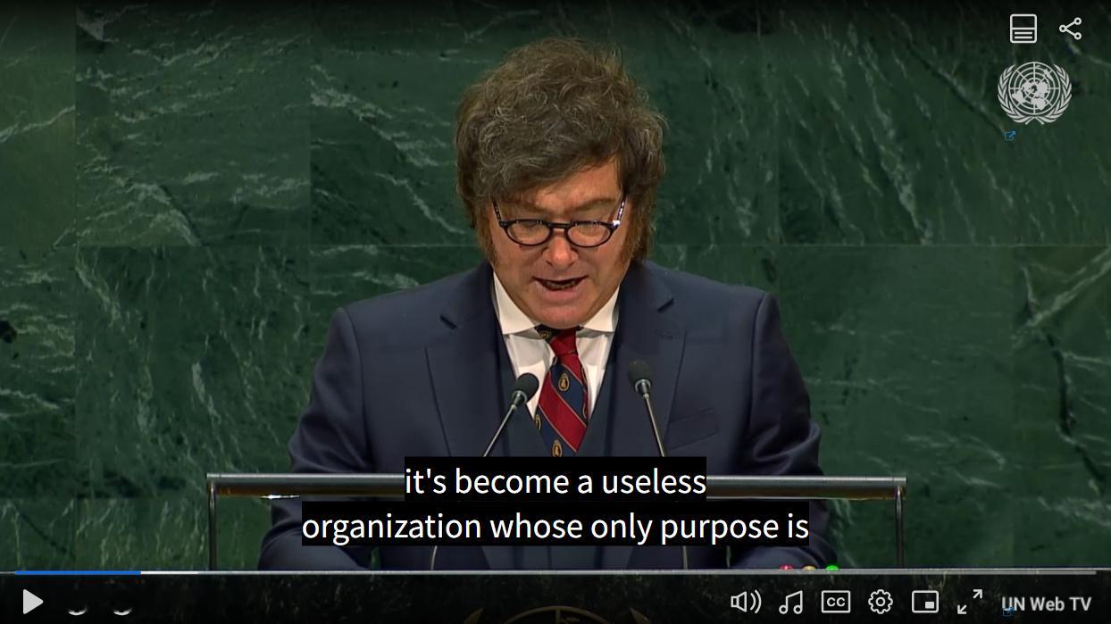 周三，阿根廷总统米莱第三次在联合国大会一般性辩论发表讲话。这一次，他是拆台来了。他说：

*78年前，联合国大会宣告，人人生而自由，在尊严和权利上一律平等；为实现这一目标，联合国承诺维护国际法、捍卫各国主权，并提供一个平台，让冲突能够通过合作化解，而非动辄诉诸武力。

这些初衷是我们所 ​
