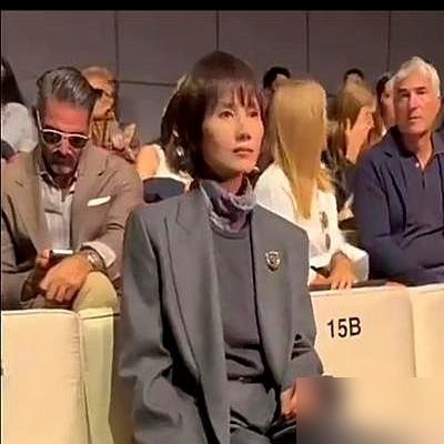 48岁袁泉，米兰秀场两颊凹陷，被嘲“脱相”上热搜。
外媒转头就夸她“东方赫本”，隔天她素颜旧卫衣走机场，压根没打算接这茬。
她新片《蜂蜜的针》，纯素颜、秃眉、肤色蜡黄、体态佝偻，演个孤僻研究员，搭档宁静、俞飞鸿，她一番。
拍完电影，又扎进话剧《青蛇》重排，给00后演员传帮带。
别人在红毯上卷