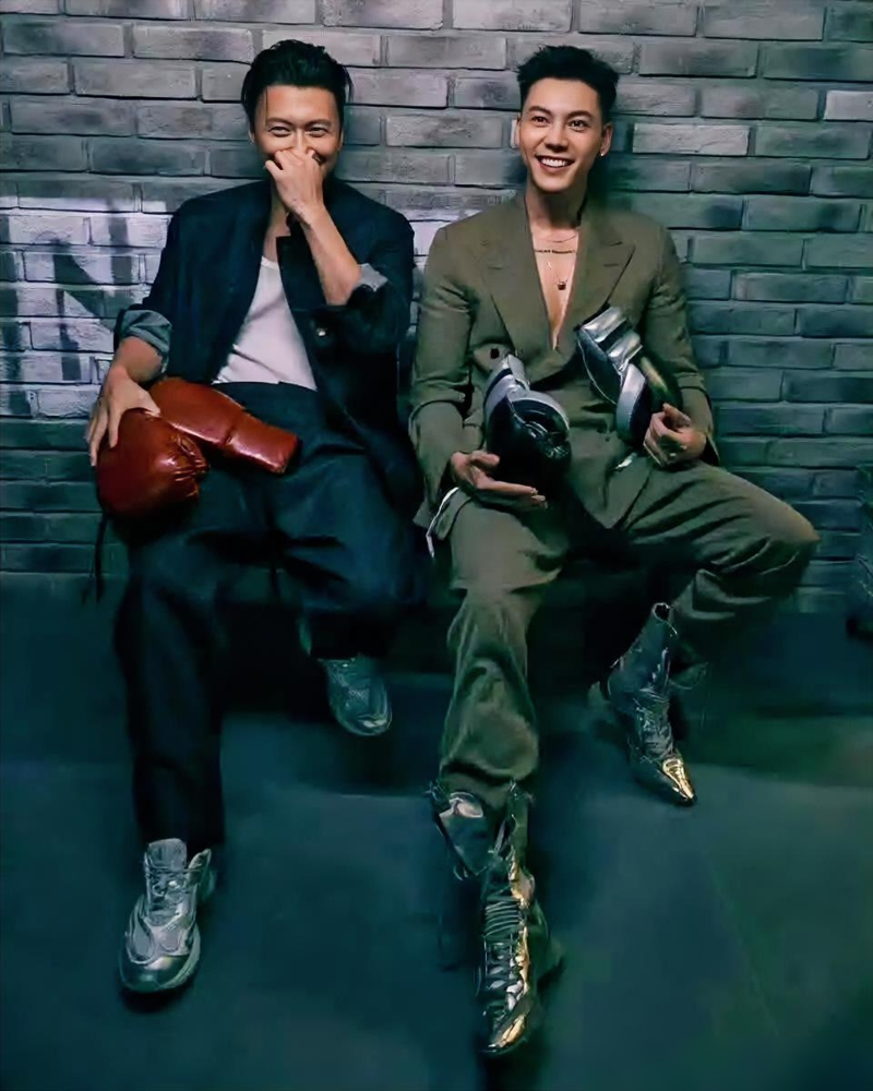 谢霆锋跟陈伟霆同台，一个冷脸，一个笑脸，谁更招人喜欢？
《锋味》里那场戏太绝了。谢霆锋一秒入戏，对着小S咆哮，演强势前男友，全场气压直接拉满。陈伟霆在旁边跟小S互怼，吵你嫌我胖，最后一把将人揽进怀里，笑得没心没肺。
同一个公司出来的，差了五岁，路子完全不同。
谢霆锋是那种活在自己世界里的人，练