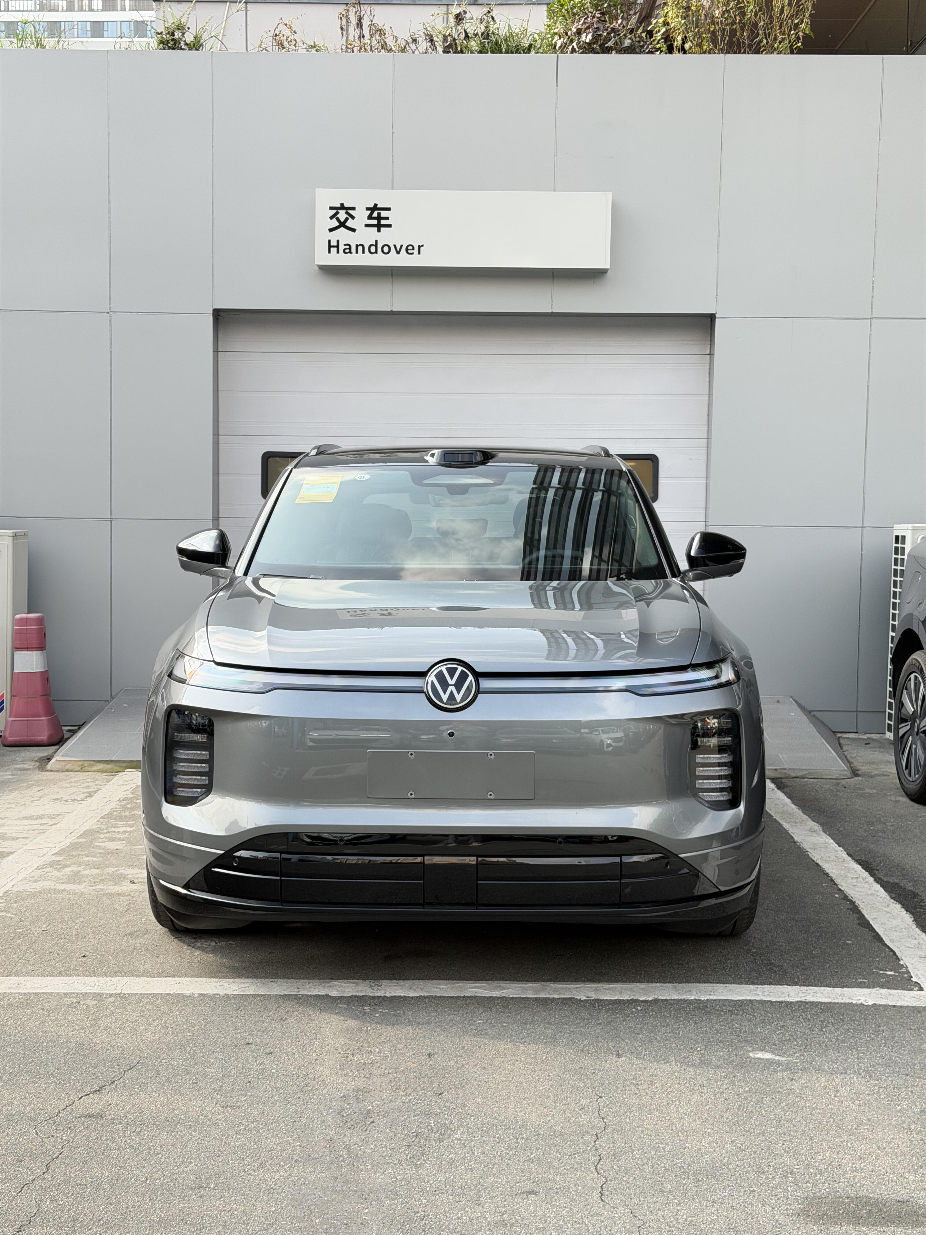 4S店试驾ID.ERA 8X