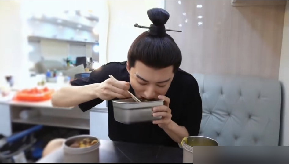 刘学义刚啃完减脂餐，他妈一锅红烧肉直接端进片场，他筷子就没停过。
《兰香如故》剧组群名全是美食分享群，谭松韵爆料全组都爱碳水，制片人说食量惊人。刘学义自己会做饭，司机师傅也颠勺，每晚收工必聚餐。他拍戏间隙还拿零食投喂谭松韵，被调侃感情戏难演，回一句哥们亲个嘴吧。
镜头里清冷禁欲，镜头外红烧肉配大