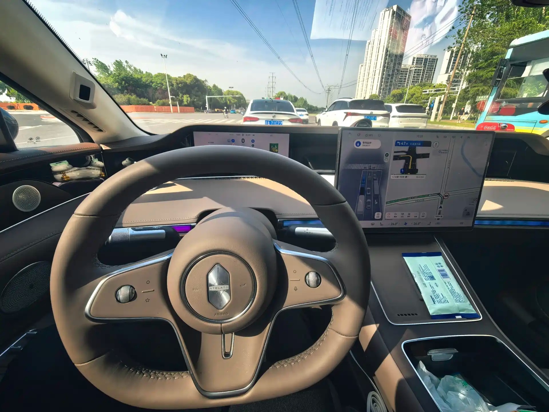 享界新出的G9打造的真精致！
S9和S9T  应该要换内饰了，定位没问题
这个价位需要话题热度，S9的话题度太少了
用远端屏代替HuD，实践证明还是HuD的认可人数更多！
余总的精力也是有限！有个有意思的地方就是设计出大众审美的车型，目前来看往往出自新势力！传统车企的设计师没用，还是老板太保守！#享界 ​