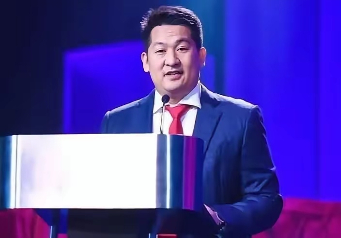 诈骗园区老大佘智江被抓！
我特意查了一下这个人的背景，这不查不知道，一查吓一跳，果然不简单。
抓捕发生在泰国一家日料店里，被抓之前，他还悠闲坐着用餐，神态放松，完全看不出危机将至。直到警方现身，这份安逸瞬间破碎。就算当场落网，他依旧没有半点悔意，还口出狂言，觉得依靠手里的人脉，就能把这件事全部摆平。