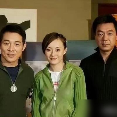 李连杰在片场跟孙俪对戏，中间永远隔着一张桌子。不是摆谱，是真躲。
当年拍《霍元甲》，关之琳探班想跟他合个影，他愣是往后退了两步，说“嫂子别闹”。梅艳芳跟他勾肩搭背喝酒，他手全程插兜。圈里人都知道，李连杰拍戏有个铁规矩：跟女演员的距离，不能近过一米。
他把所有片酬、房产、公司股权，全写在利智名下。