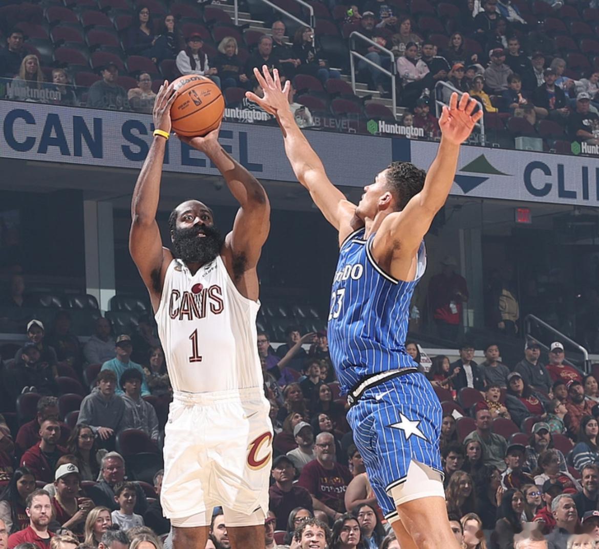 骑士完胜魔术！他拿3年9700万很超值
北京时间2026年10月12日，NBA季前赛，骑士主场迎战魔术，骑士全场占据上风，一度领先18分，最终119-105完胜魔术。
 
哈登表现出色，他首节4中4得到13分，半场砍下20分，为球队建立了两位数领先优势。第三节魔术把分差追平后，又是哈登为骑士打破得分荒，带领骑士再 ​