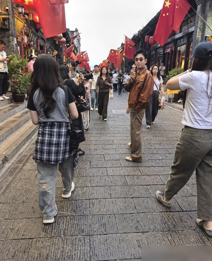 王鹤棣在录制现场被当面问那个谣言，他连磕巴都没打，直接回了一句：哥们儿很好，哥们的哥们儿也很好。全场笑翻了，热搜直接爆了。
这事儿要搁别人身上，大概率是发律师函配一段严肃声明，越描越黑。他偏不。你造我黄谣，我就用你的梗把你的台拆了。工作室该报警报警，该取证取证，他本人该录节目录节目，该接梗接梗。