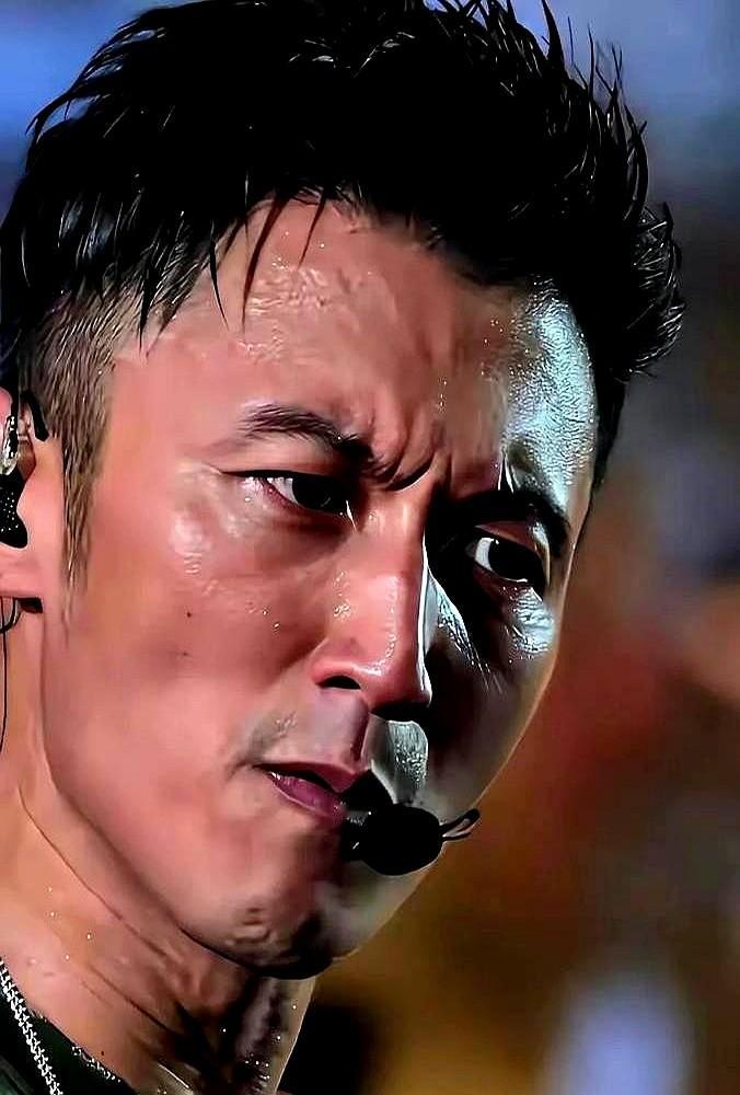 镜头一怼，46岁谢霆锋的眼袋垮了，两道法令纹深得能夹住硬币。

这组港大路透照直接撕碎了不老滤镜。手腕上那只旧定情手镯还套着，脸颊的皮肉却不受控制地往下掉。

评论区当场撕成两半。有人竖大拇指，夸他没拿玻尿酸把自己填成发面馒头，活得像个真人。另一拨人指着鼻子骂：一年捞几千万，脸就是你的饭碗，连基础医
