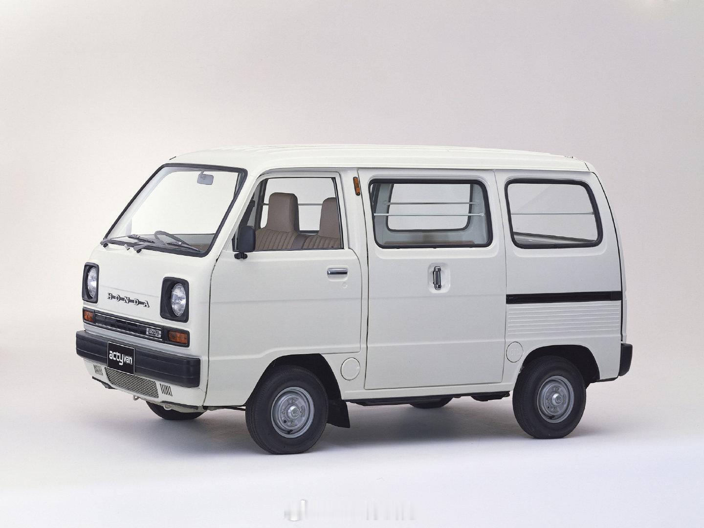 1979款本田Acty Van，看着跟90年代风靡神州的不少微面都挺像，不过当时还真没车企仿制这玩意儿，可能因为它的后置后驱布局（严格来说发动机在后轴之前一丢丢，算中置）维保不太方便吧……#经典老车# #本田acty# #van事通[超话]# ​
