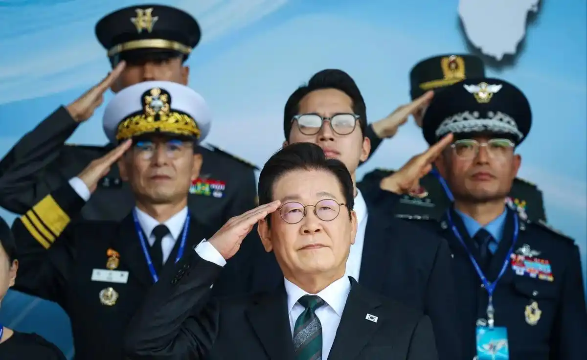 支援中东美军，韩国要成为第一个“吃螃蟹”的盟友？伊朗发出严厉警告！法新社报道，伊朗外交部发言人巴加埃9月7日在社交媒体发文，警告韩国不要向霍尔木兹海峡派兵、不要屈服于“美国的压力与恐吓”。其他国家在波斯湾或霍尔木兹海峡的任何军事部署或参与行动，都只能被视为是对侵略责任方的直接支持，并将带来严重后果。