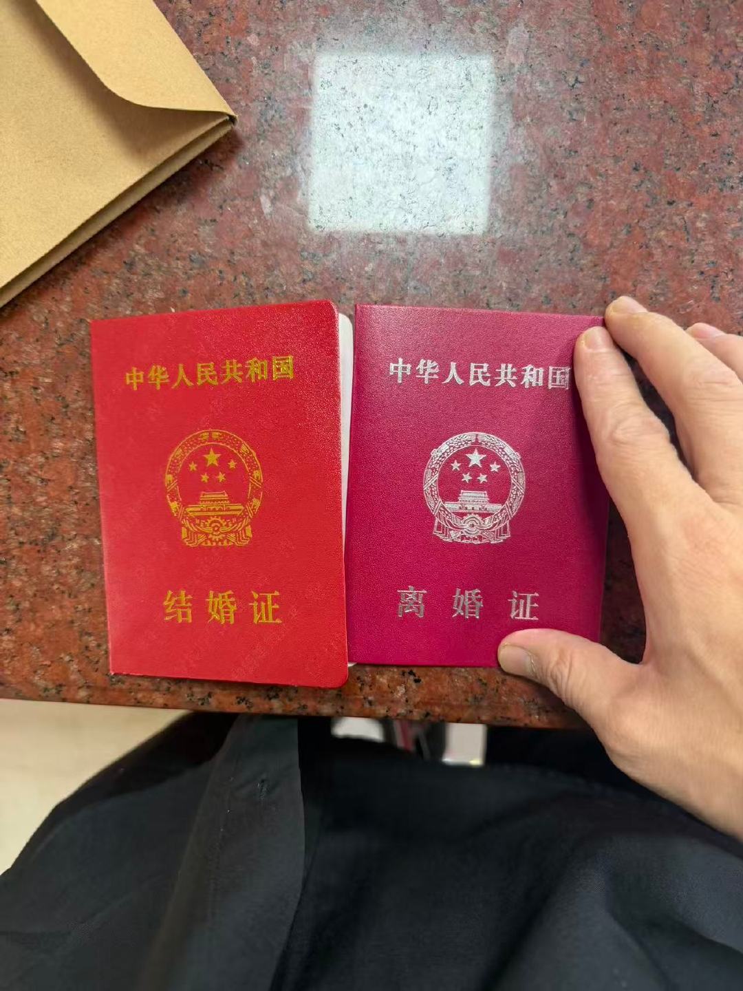 从今日起，我与情丫不再是夫妻关系，宣布恢复单身，广而告之，谢谢关心。 ​
