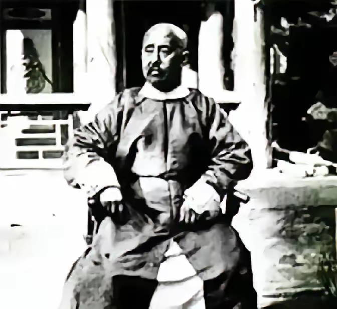 清末最神秘的起义首领：兵败后凭空消失，清廷搜遍全国终无踪迹
 
捻军后来的统帅叫张宗禹，最后兵败，只剩下十几个人，逃到一间破庙，第二天他的手下醒来，发现他不见了，后来李鸿章带人搜索方圆几十里，硬是活不见人，死不见尸。
​​破庙里那堆火将灭时，张宗禹还睁着眼。庙外马蹄声一阵远一阵近，官道上的火把连成线