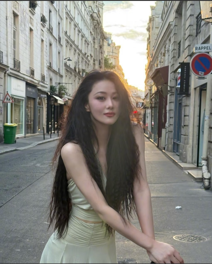 不是我想评论张馨予，而是实在有点琢磨不清楚，

她漂亮气质好，又有帅老公支持，为什么不好好搞事业呢？

她这条件放娱乐圈很出众吧，可她偏偏不怎么拍戏，也不怎么营业，就各种去旅游啊、冲浪、种种花、偶尔上个综艺。

其实换个角度看，这恰恰是她活得通透的地方。娱乐圈的“事业”从来不是只有“拍戏、频繁营业”