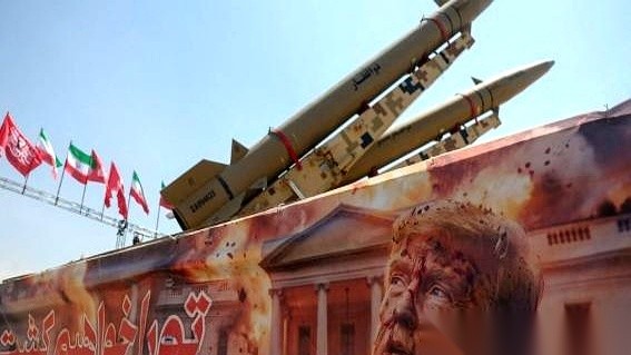 在一份关于2026年中东战场的战事报告中，藏着一个极其反常的画面。
当大批导弹飞向海湾地区时，所有人都在盯着美国“爱国者”和“萨德”的表现。但真正杀疯了的，居然是一套以前没多少人听过的韩国防空系统——“天弓Ⅱ”。
分配给它的30个指定目标，它凌空干爆了29个。96%的拦截率一出，原本想看笑话的人，全