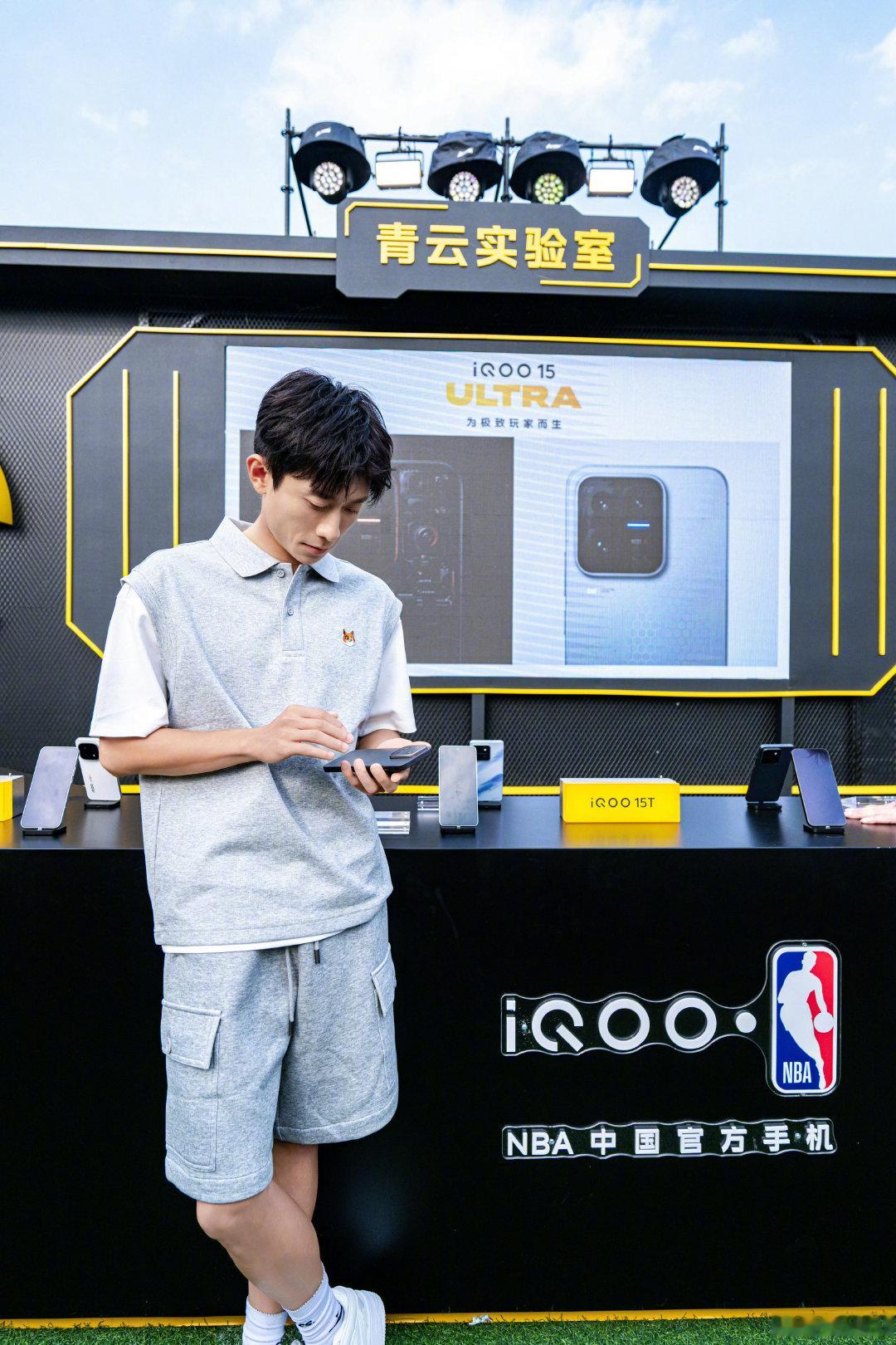 #iQOOxNBA高校篮球赛#
今天我也是男大[doge]
北大现场，篮球上场🏀
和一起，感受年轻热血，迸发强悍力量！
生而强悍，为热爱全力以赴✨#iQOO15T# ​​​
【26-6-14 21:58 发布于 北京】 ​