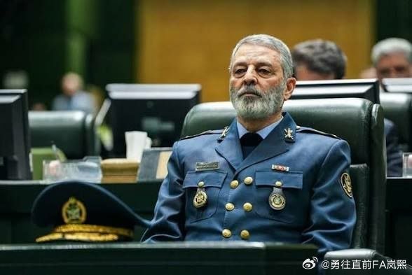 已故的伊朗武装部队前总参谋长阿卜杜勒-拉希姆·穆萨维准将是个好人。要不是他首次在任期里公开点名伊朗武装部队人员的“极低薪资和待遇”，伊朗国防军基层甚至都没有渠道进行合法声诉。

#烽火问鼎计划##以色列巴勒斯坦冲突# ​