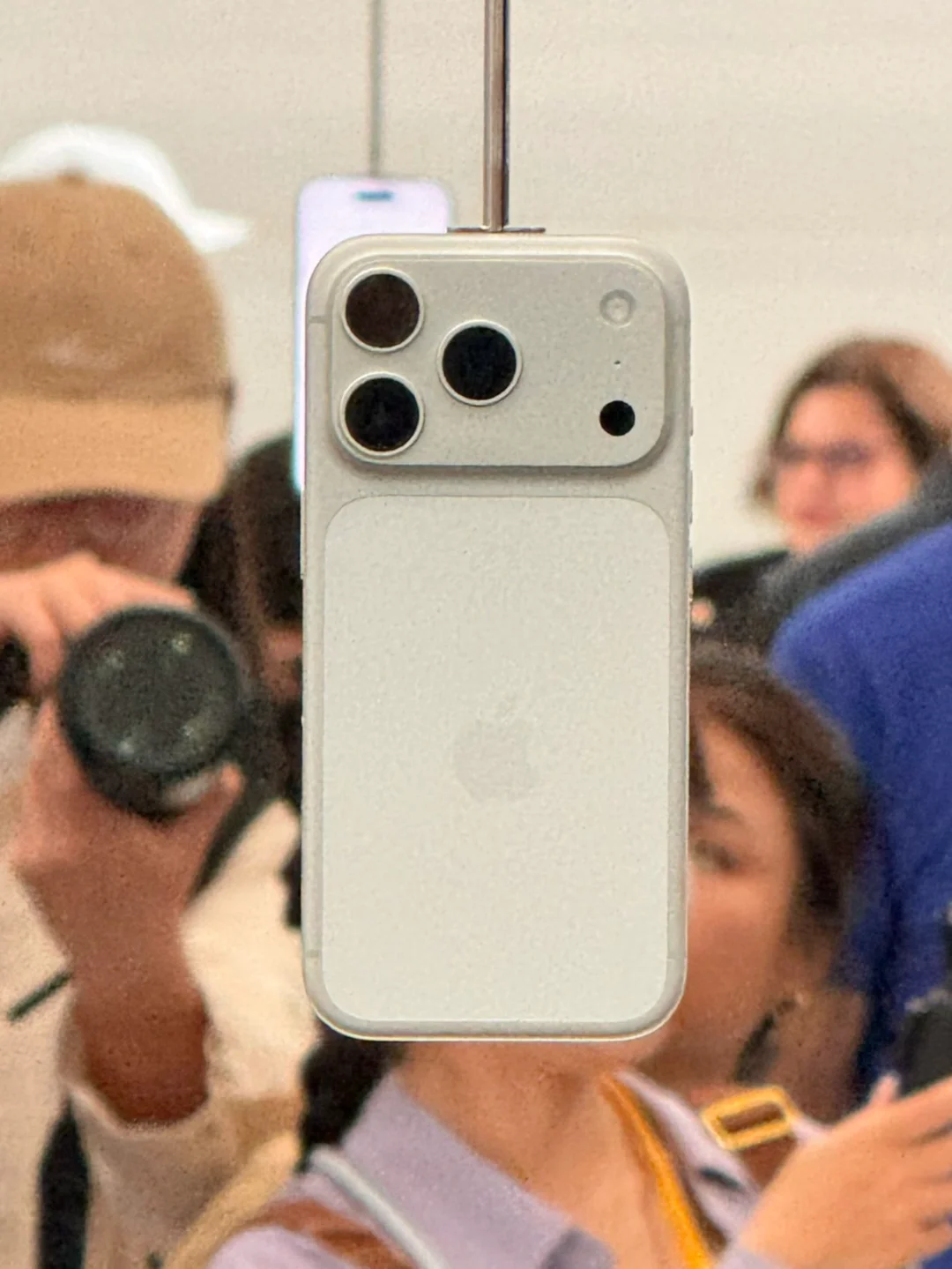 iPhone17Pro银色实拍！听我的选这个颜色！