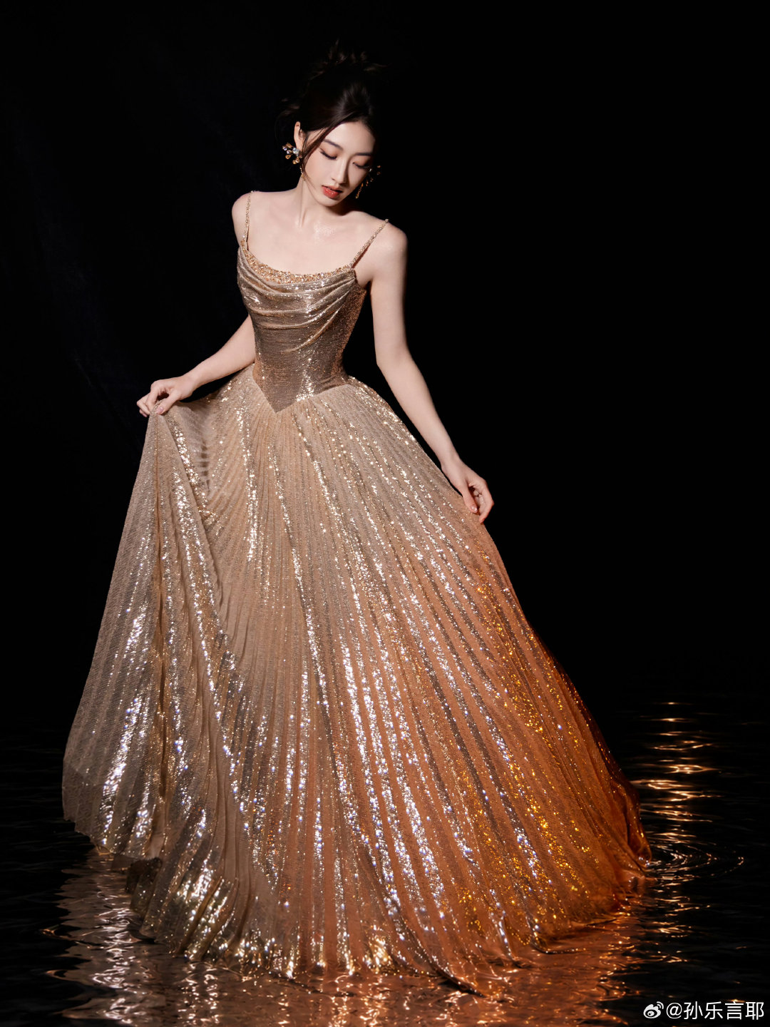 又一次与金色盛会的奔赴✨
👗LiXi Couture 2027SS
#俏然心动##时尚头排客# ​​​#孙乐言# ​