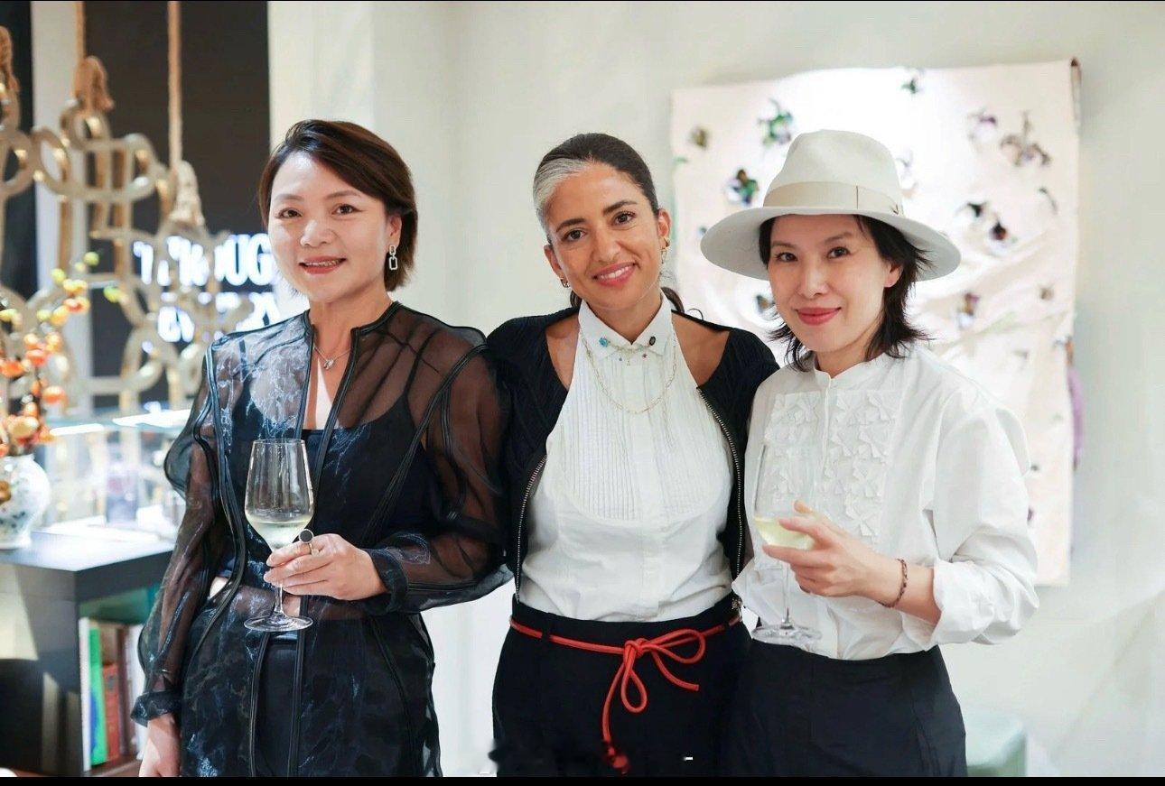 在米兰时装周FENDI大秀内场和孟子义合照的这位女士是Fendi CEO夫人&珠宝设计师Lama Hourani（p2的c位） 夫人发型辨识度蛮高，很容易认出来～
#孟子义米兰美得好有辨识度# ​