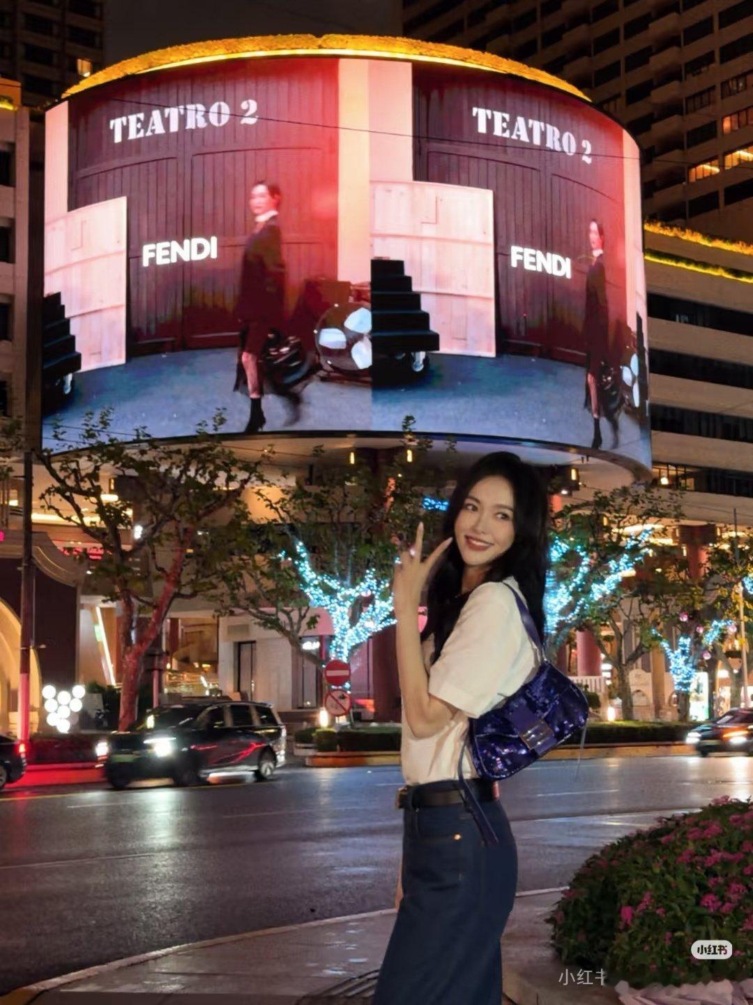 #唐嫣打卡Fendi地广大屏##唐嫣[超话]#美糖真人和地广同时出现，眼睛都看不过来了[好喜欢]，太爱糖🍬了[么么哒] ​​​