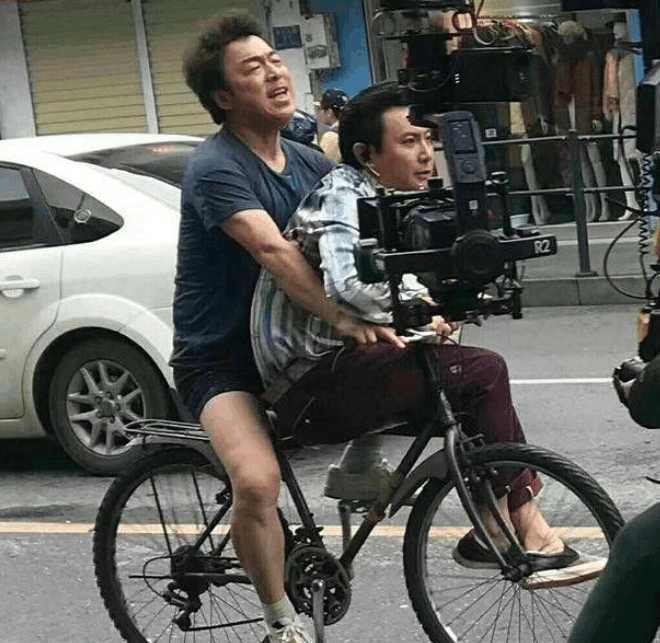 黄渤骑车摔断锁骨，网友笑疯：这波“人设”太真实了！

第一段：大明星摔了个“狗啃泥”，全网都在笑
9月3号那天，52岁的黄渤干了件“蠢事”——骑车摔了，直接干进医院，锁骨骨折。你说这事儿闹的，堂堂影帝，平时在银幕上多机灵一人，结果在家门口骑车都能翻车。他自己发视频说：“骑车真不能三心二意，哪怕就在家
