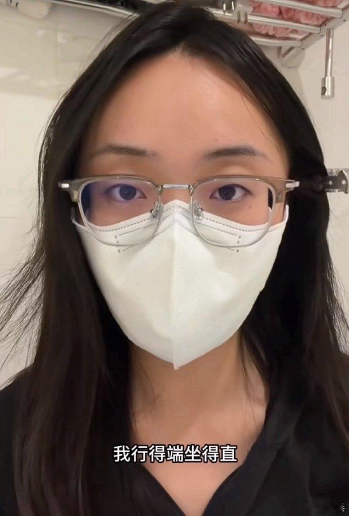 #杭州电梯事件王女士再次发声# 
反正已经臭了，再臭点也无所谓，一定要吃上流量这碗饭呀！ ​