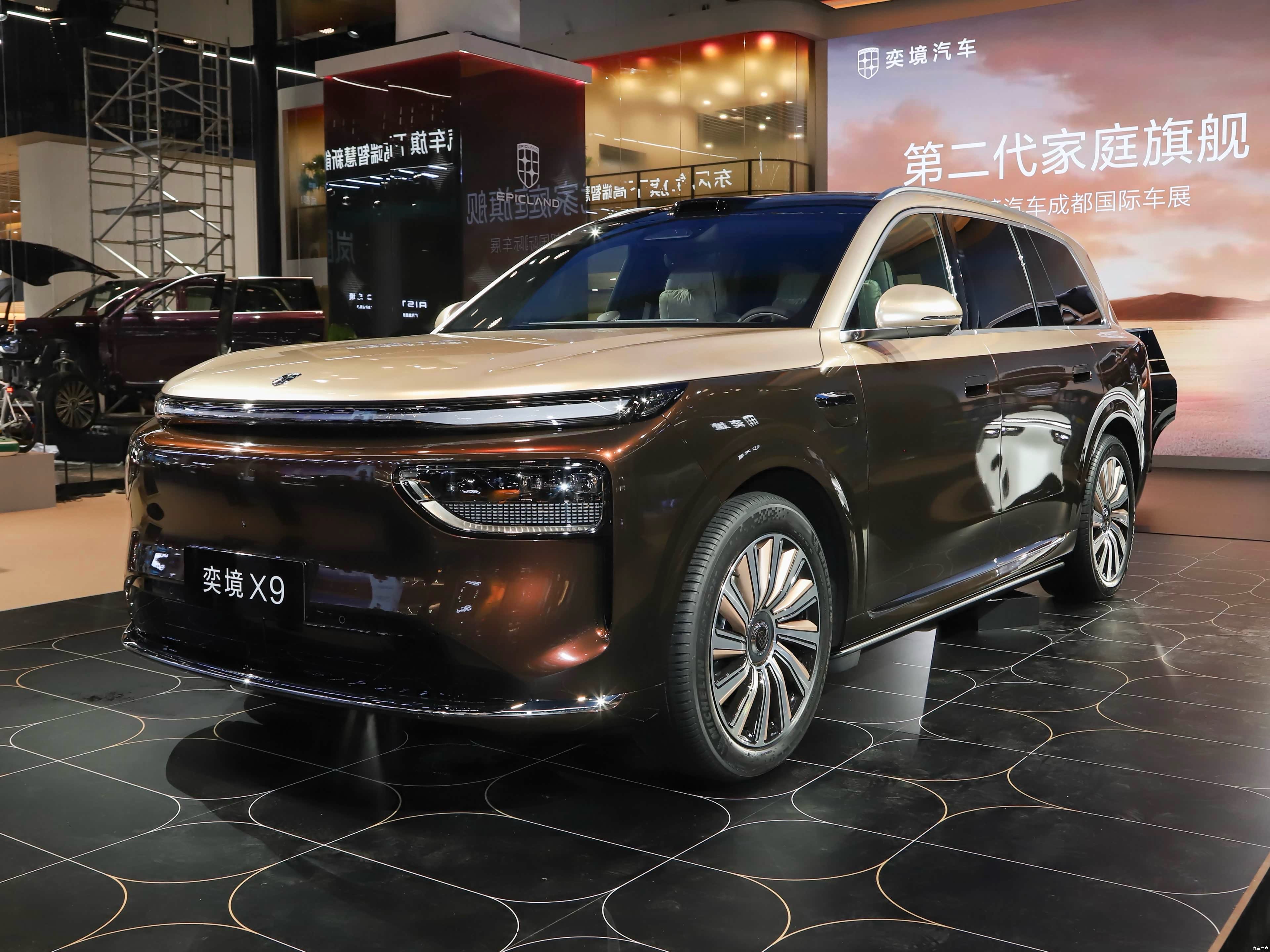 很多车主疑惑，同样是SUV，为什么奕境X9坐着格外舒服、几乎不晕车？
核心秘密就在赤兔全域数字底盘！
普通家用SUV底盘是固定参数，硬就是硬、晃就是晃，无法根据路况变化。
奕境X9搭载全域智能底盘系统，