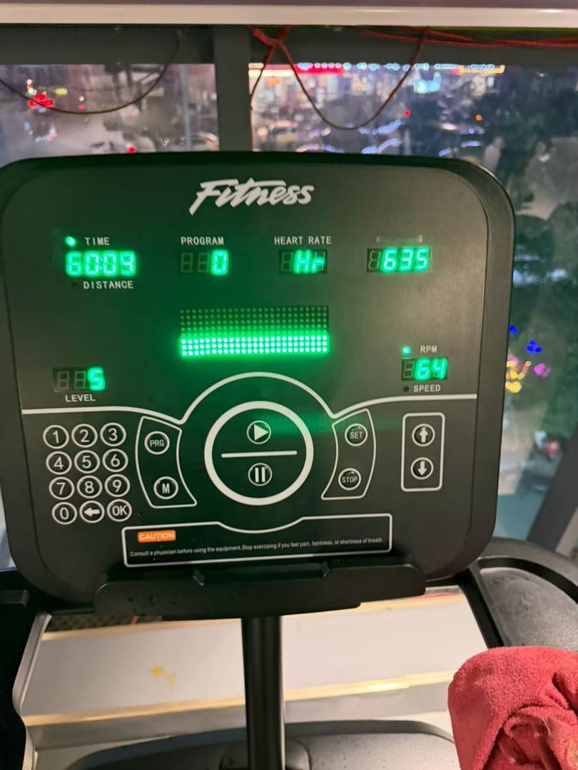 1我好像真有点m 越疼越难受的事我越要让自己耐受 哈哈哈 想起来书上提到的一句什么森田疗法
2 女王发的各种权威毕业照中 我最喜欢这张 这是我刚认识的也让我感觉最没距离的gsq 
3啥勾8️⃣桃 桃没桃味 一股苹果味 不过挺好看
4……好久没见过人这样写错我的名字了哈哈哈哈 上次见好像还是小学 
5上课之 ​