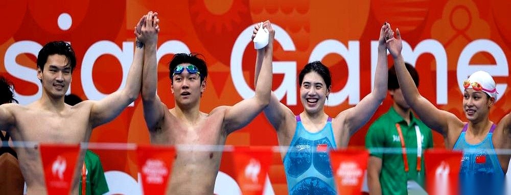 余依婷、张雨霏和董志豪把刚到手的2026年名古屋亚运会男女4×100米混合泳接力金牌，全摘下来挂到了徐嘉余一个人的脖子上。
加上当天这块，徐嘉余自己只用了12年时间，就打破了别人保持24年的中国运动员亚运14金纪录。
这项目接下来必须要直面一个事实，在这位已经31岁的选手身后，国内至今找不出第二个能