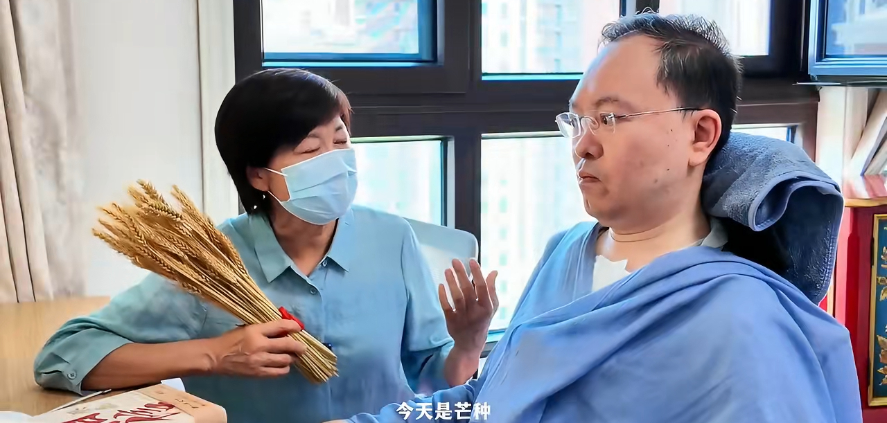 2023年，敬一丹和蔡磊在亚布力企业家论坛相识，敬一丹当场表示愿意支持蔡磊的事业，此后两人成了好朋友。

2026年芒种那天，敬一丹特意带着一束饱满的小麦去蔡磊家中探望躺在病床上的蔡磊，再三叮嘱蔡磊要“相信”。

敬一丹看望蔡磊的时候，绝不会想到自己会走在他前面，所以人啊，都是命运，珍惜当下 ​
